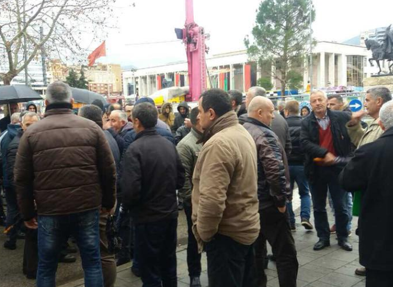 Njoftohet protesta e parë në sheshin “Skënderbej” me maska, zbulohet data dhe ora protesta 1
