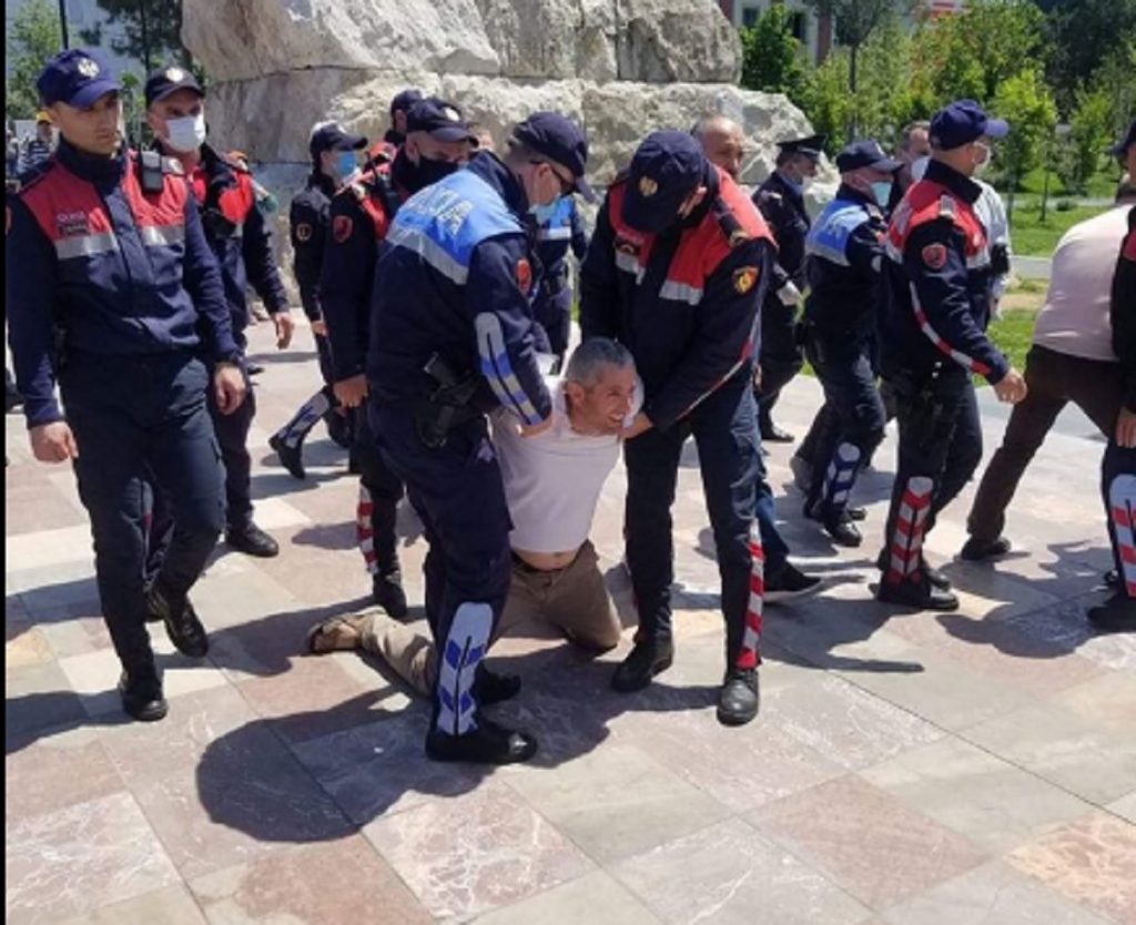 “Shoh protesta dhe grumbullime në bare”, përfaqësuesja e OBSH paralajmëron Shqipërinë: Do të mbyllni vendin sërish nëse… protesta tirane
