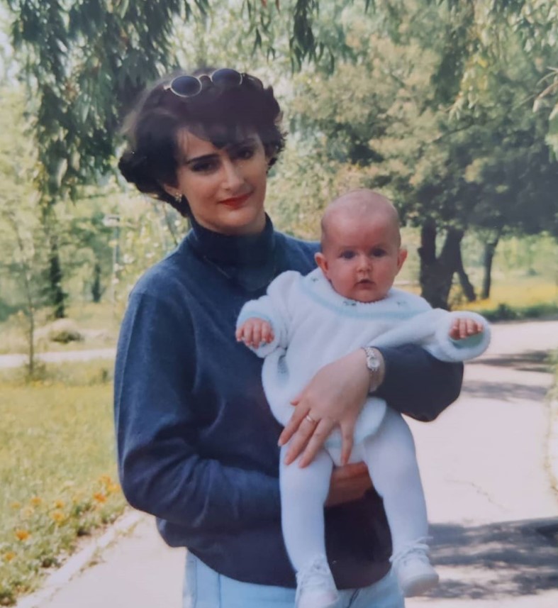 Mbesa e Berishës publikon fotot e rralla të Argitës dhe gjyshe Lilit në vitet ’90, u shkruan dedikimin e veçantë në Ditën e Nënës 5 sdgfsdfsghweh
