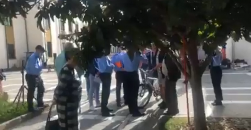 “Mos më prek me dorë”, policia përplasjet me artistët dhe aktivistët tek Teatri Kombëtar (VIDEO) teater