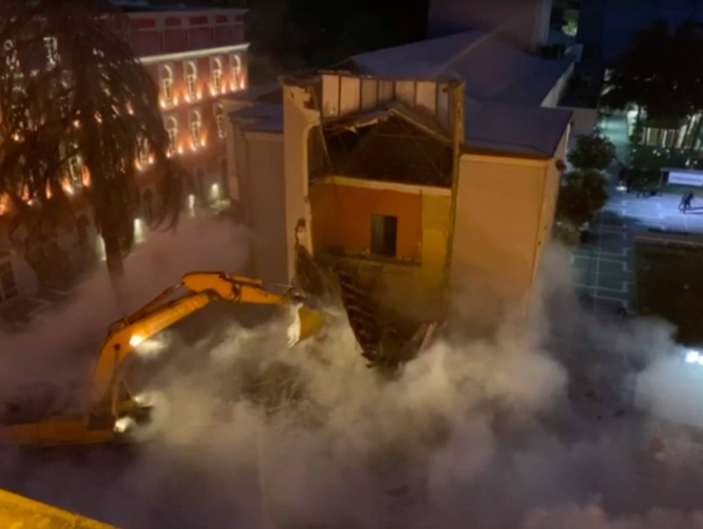 Meta reagon ashpër për shembjen e Teatrit: U urdhërua nga mafia. Kjo pamje do kujtohet njësoj si kazmat e diktaturës në ‘67 mbi kishat dhe xhamitë. teatri i ri 1