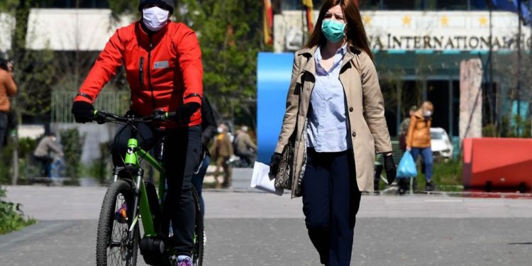 Ministria e Shëndetësisë apel qytetarëve: Strategjia e rihapjes varet nga ju, në të kundërt… tirana korona 750x375 1