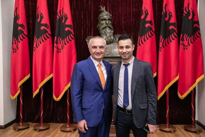FOTO/ E nderoi me dekoratë, Meta pret në Presidencë djalin e Vasil Laçit werr 675x450 1