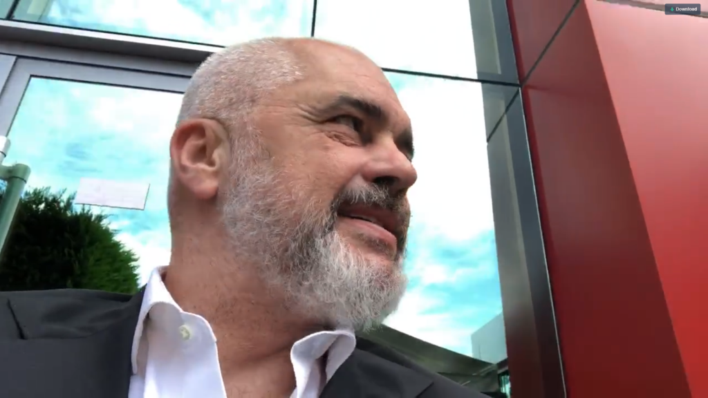 “Çerek milionë shqiptarë kanë marrë pagat e luftës”, Rama takon Gjonin dhe Eri kamarierin, ja për çfarë bisedojnë (video) 011