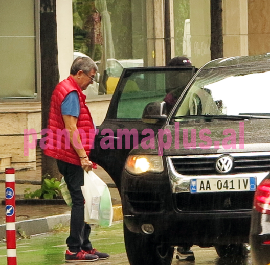 Majlinda Bregu duke bërë pazar me bashkëshotin, fotografohet e dobësuar dhe me veshje sportive 1 1 4