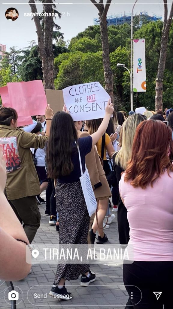 Sara Hoxha protestoi në shesh bashkë me qytetarët kundër abuzimeve seksuale 1 1 6
