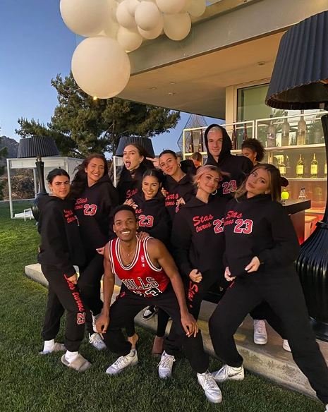 Foto/ Miliarderja Kylie thyen rregullat, feston ditëlindjen e shoqes së ngushtë pa asnjë masë 1 10 3