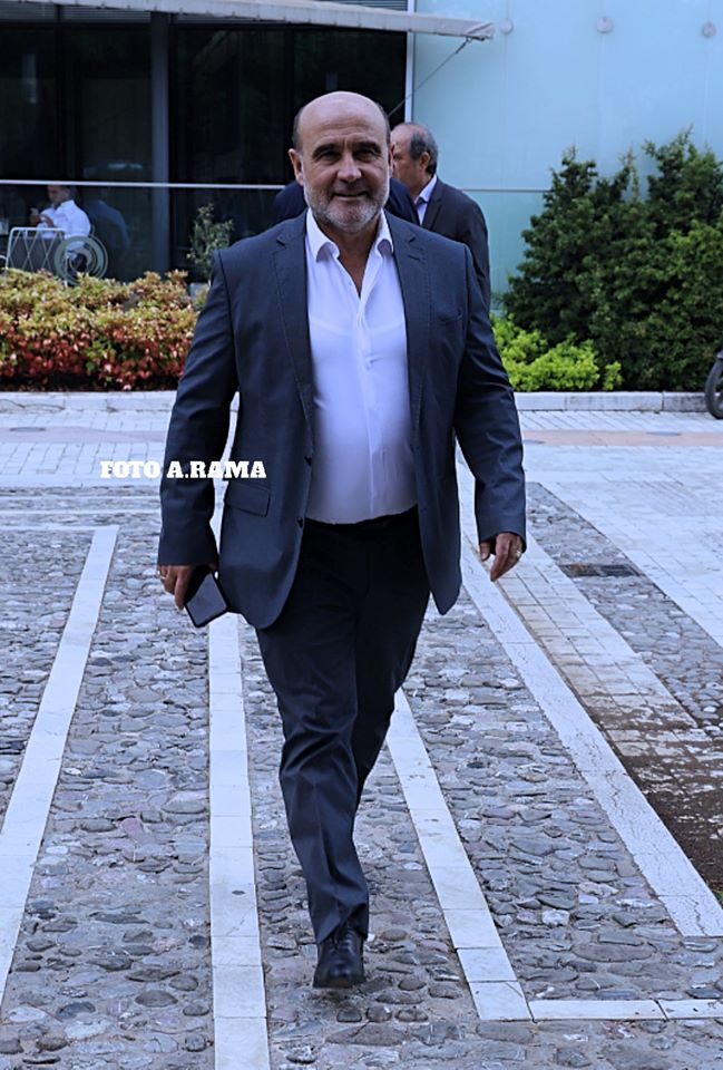 Nga maskat te veshjet dhe aksesorët, ja si u shfaqën deputetët sot para nisjes së seancës parlamentare 4 104230508 2631405340458811 7834279946584694134 o