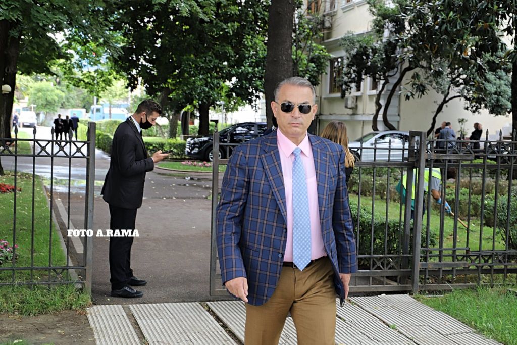 Nga maskat te veshjet dhe aksesorët, ja si u shfaqën deputetët sot para nisjes së seancës parlamentare 5 104274595 2631412323791446 221558227844950753 o