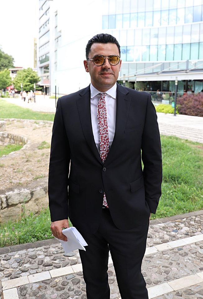 Nga maskat te veshjet dhe aksesorët, ja si u shfaqën deputetët sot para nisjes së seancës parlamentare 7 104413005 2631392943793384 3079134257310034202 o