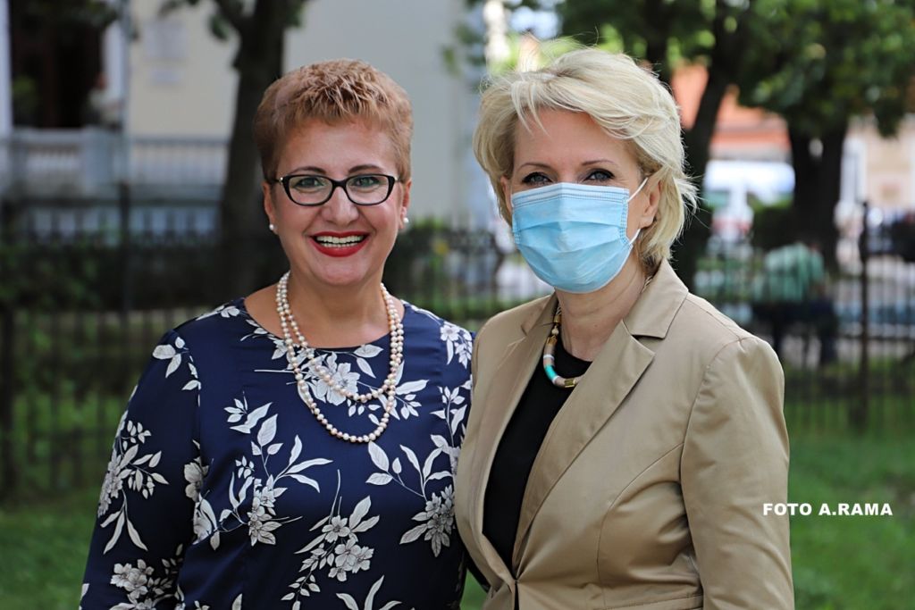 Nga maskat te veshjet dhe aksesorët, ja si u shfaqën deputetët sot para nisjes së seancës parlamentare 12 104463286 2631394913793187 1549451871057031696 o