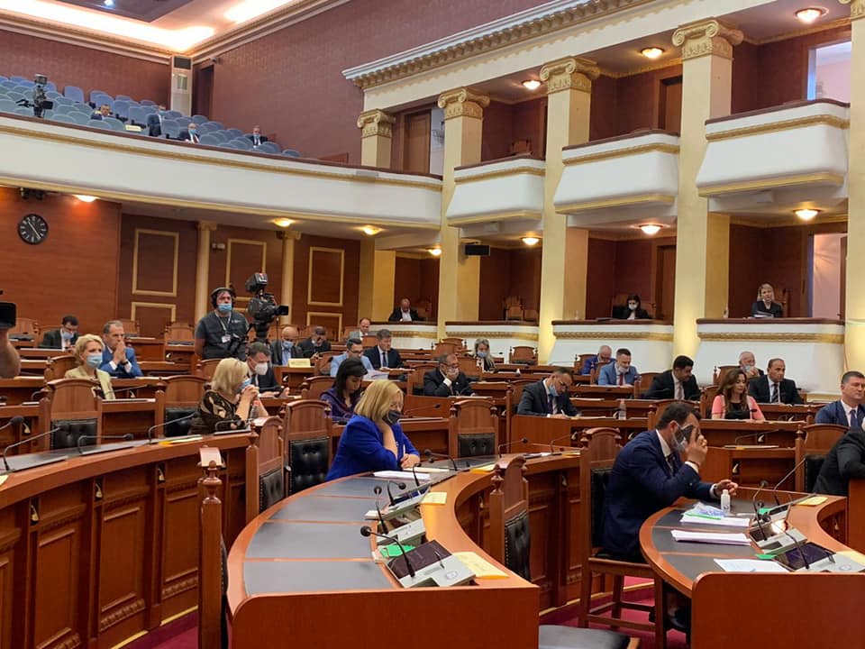 Nga maskat te veshjet dhe aksesorët, ja si u shfaqën deputetët sot para nisjes së seancës parlamentare 14 104544210 2631300340469311 3675303417303540558 n