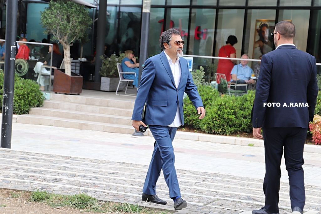 Nga maskat te veshjet dhe aksesorët, ja si u shfaqën deputetët sot para nisjes së seancës parlamentare 15 104575272 2631396710459674 2764024708814359413 o