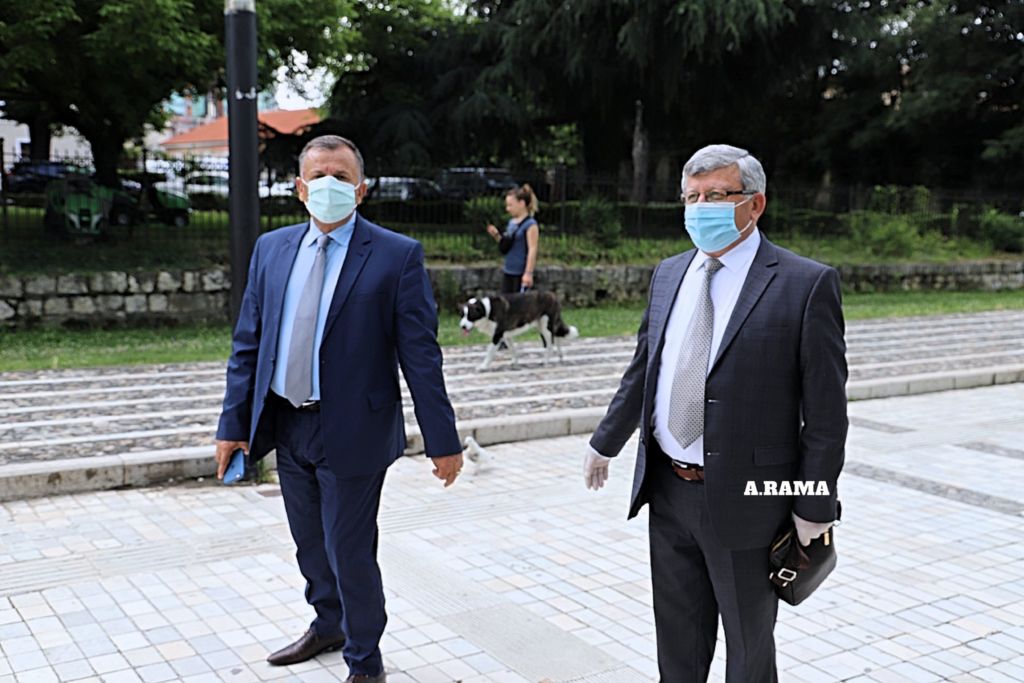 Nga maskat te veshjet dhe aksesorët, ja si u shfaqën deputetët sot para nisjes së seancës parlamentare 18 104686300 2631403507125661 2611933581409065001 o