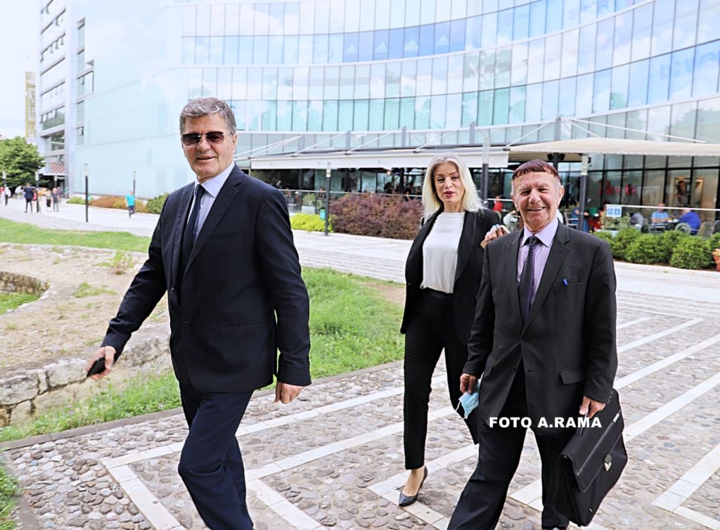 Nga maskat te veshjet dhe aksesorët, ja si u shfaqën deputetët sot para nisjes së seancës parlamentare 19 104742061 2631393713793307 1569902361968020719 o