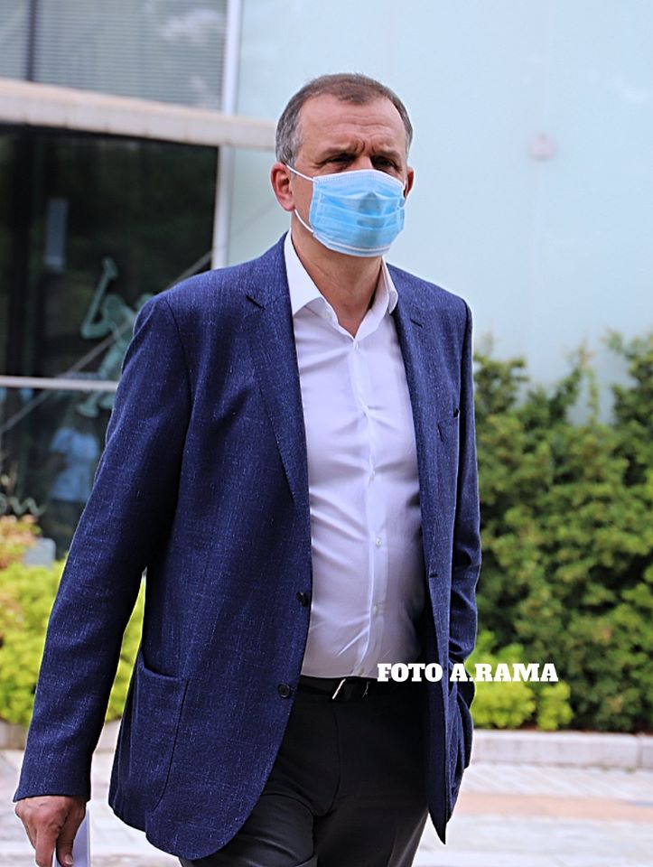 Nga maskat te veshjet dhe aksesorët, ja si u shfaqën deputetët sot para nisjes së seancës parlamentare 20 104767879 2631402237125788 7082080690880179214 o