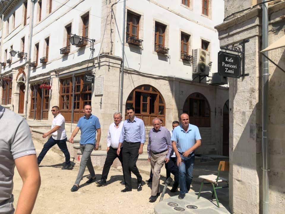 Dash Aliko i Lazaratit pret Bashën në Gjirokastër, thyhet urdhri i prerë i Ramës: Ja lista jonë e premtimeve sapo të marrim qeverinë 1 105192292 698967220926080 647404443484180452 n