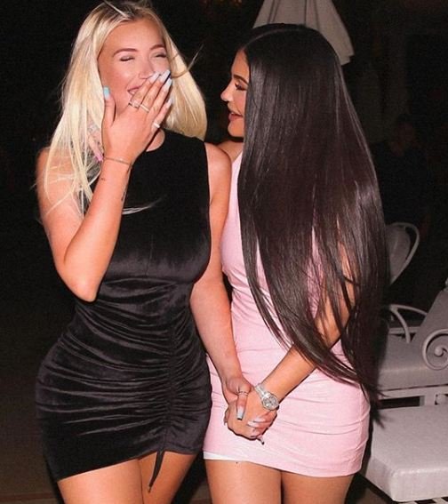 Foto/ Miliarderja Kylie thyen rregullat, feston ditëlindjen e shoqes së ngushtë pa asnjë masë 6 15 2