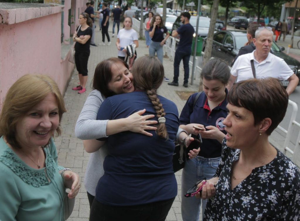 FOTO/ Përqafime e lot, maturantët dalin nga provimi i gjuhës së huaj 1 1591614516 1