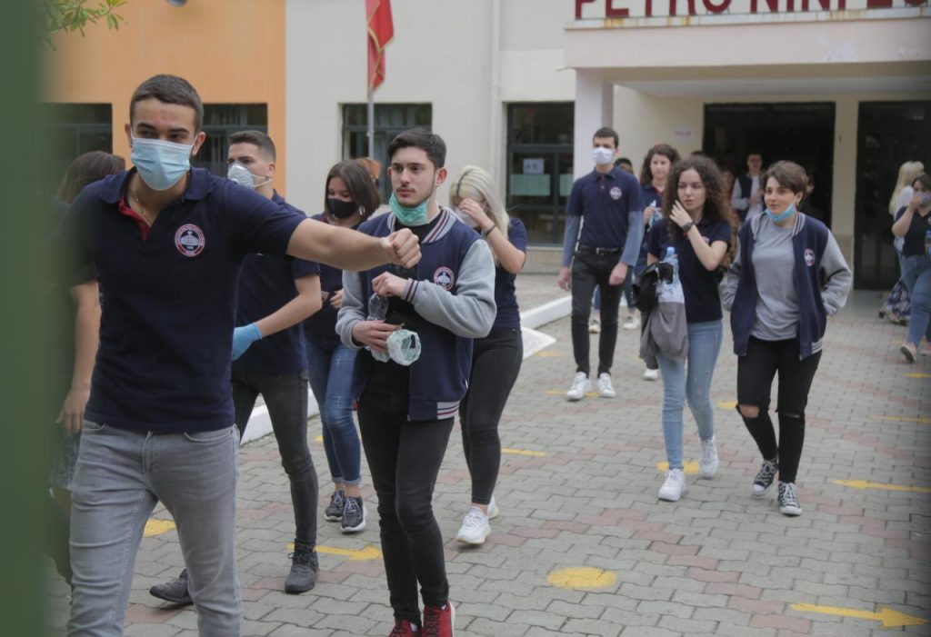FOTO/ Përqafime e lot, maturantët dalin nga provimi i gjuhës së huaj 1591614516 2