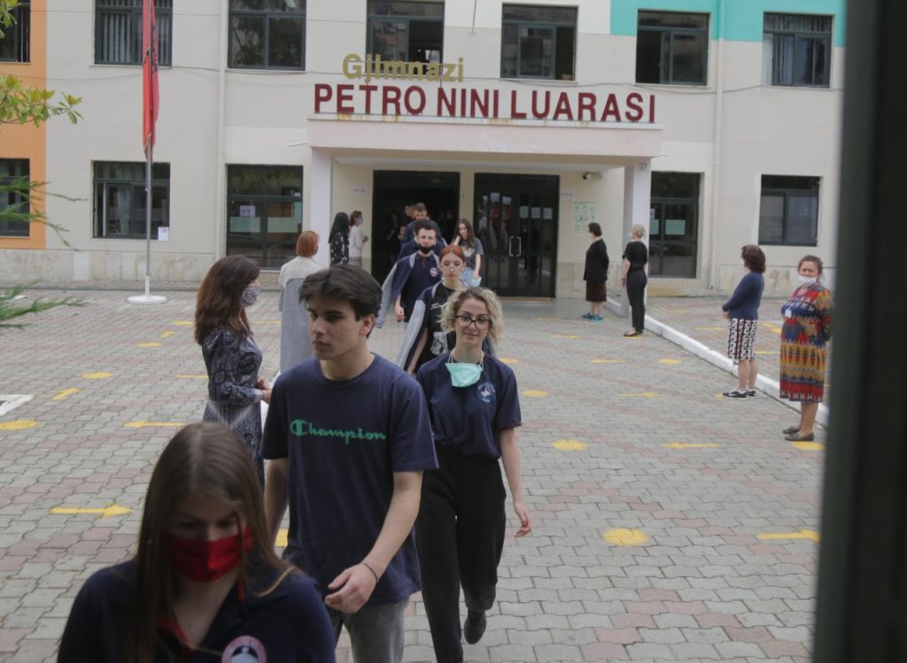 FOTO/ Përqafime e lot, maturantët dalin nga provimi i gjuhës së huaj 3 1591614516 3110