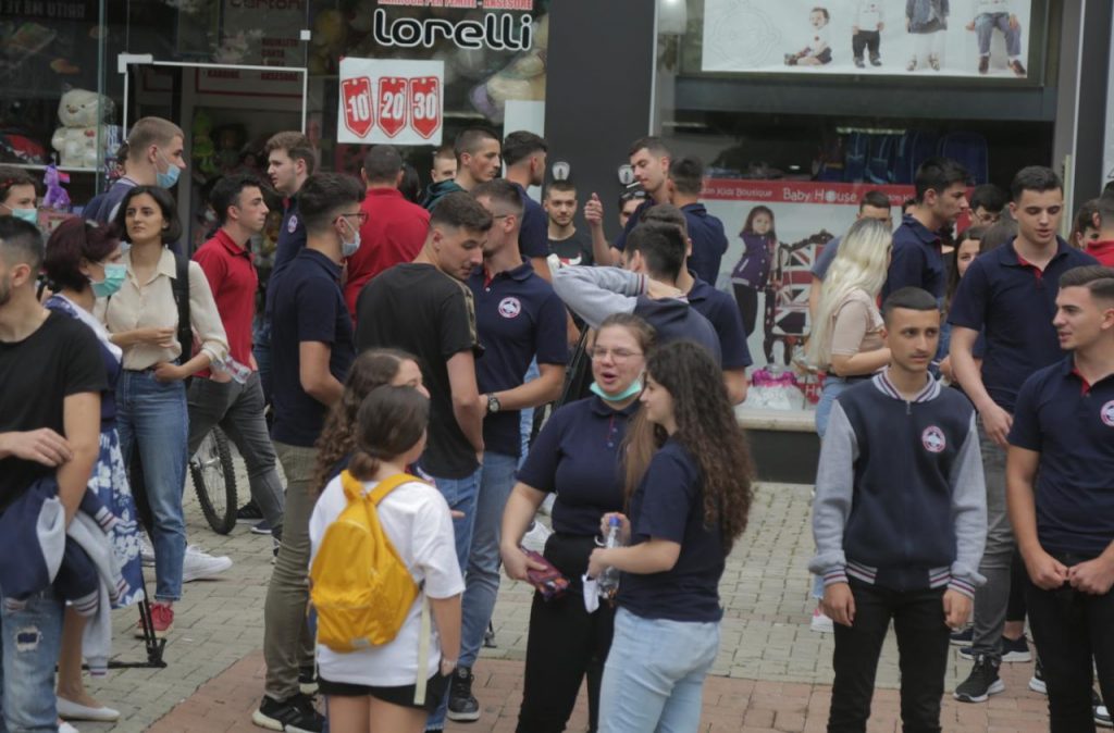 FOTO/ Përqafime e lot, maturantët dalin nga provimi i gjuhës së huaj 2 1591614525 3118