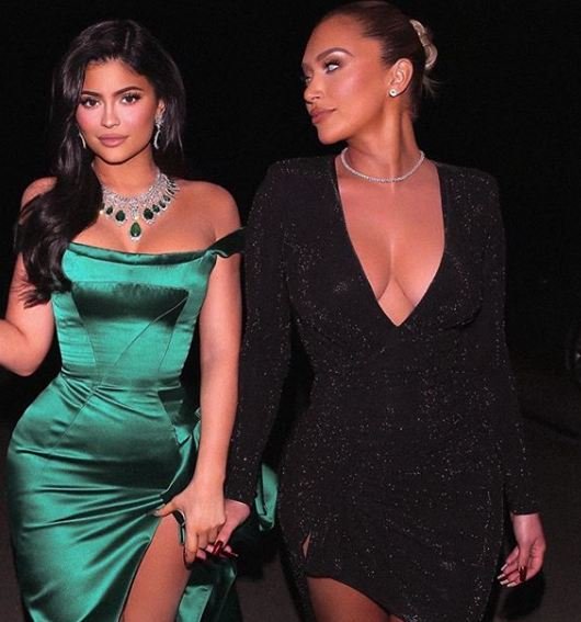 Foto/ Miliarderja Kylie thyen rregullat, feston ditëlindjen e shoqes së ngushtë pa asnjë masë 7 16 2