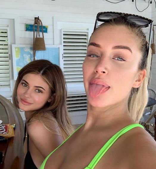 Foto/ Miliarderja Kylie thyen rregullat, feston ditëlindjen e shoqes së ngushtë pa asnjë masë 8 17 1