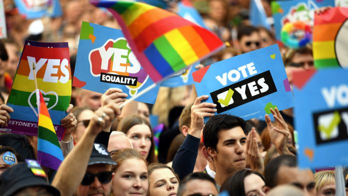 Parlamenti zviceran miraton martesat e së njëjtës gjini 170920 Equality GettyImages 845437116 696x392 1