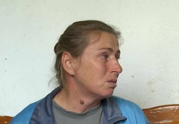 Nëna e 3 fëmijëve: Burri vinte në mes të natës me jastëk dhe thoshte do të mbys 2 1 1