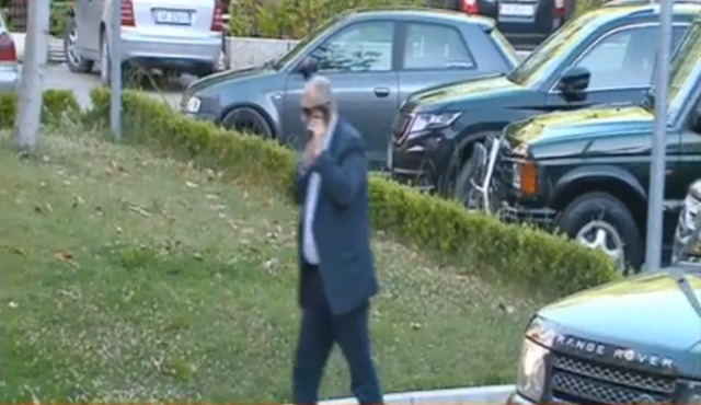 Foto-lajm / Petrit Vasili nuk e heq celularin nga dora teksa raporton te Monika Kryemadhi, Bylykbashi i kërkon të nxitojë 1 2 1 640x370 1