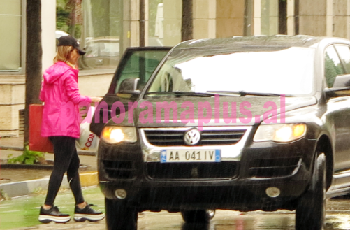 Majlinda Bregu duke bërë pazar me bashkëshotin, fotografohet e dobësuar dhe me veshje sportive 2 2
