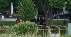 FOTO / Në parqe, tarraca, ballkone apo edhe tribuna. Pandemia nuk largon tifozët nga Superiorja 1 3 12
