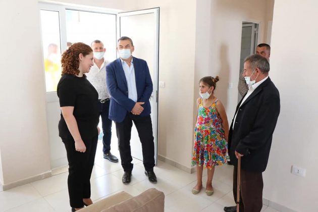 Ministrja Xhaçka jep lajmin e mirë: Shtëpi të reja për dy familjet nga Bathorja që u goditën nga tërmeti i 21 shtatorit 2 3 15