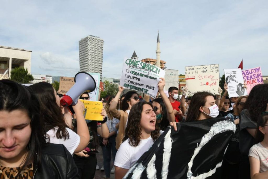 “Për Fëmijërinë e Vjedhur” / Protestuesit zhvendosen para MASR: Ministria e turpit! 3 2