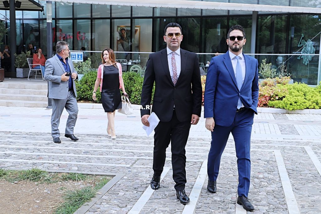 Nga maskat te veshjet dhe aksesorët, ja si u shfaqën deputetët sot para nisjes së seancës parlamentare 1 83634235 2631392953793383 3837867484522996647 o