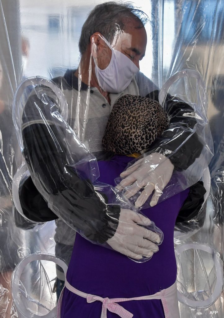COVID-19/ Momentet prekëse, të afërmit përqafohen përmes një perdeje plastike (foto) 1 Brazil njerezit 1