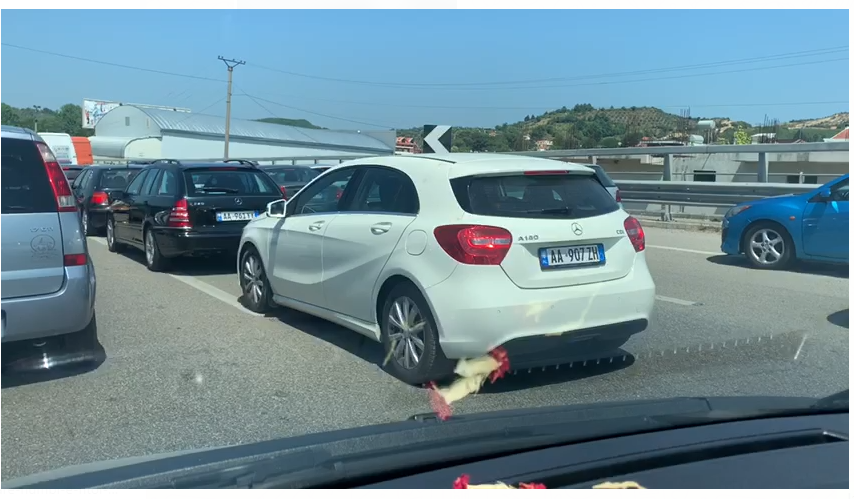 VIDEO/ Të gjithë drejt plazhit, radhë kilometrike në autostradën Tiranë-Durrës DSASADSADSAD