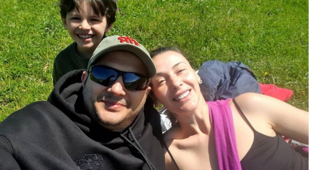 Video/ Ermal Mamaqi na prezanton me pjesëtarin më të ri të familjes, madje kërkon ndihmë për t’i vendosur emrin! ERMAL MAMAQI