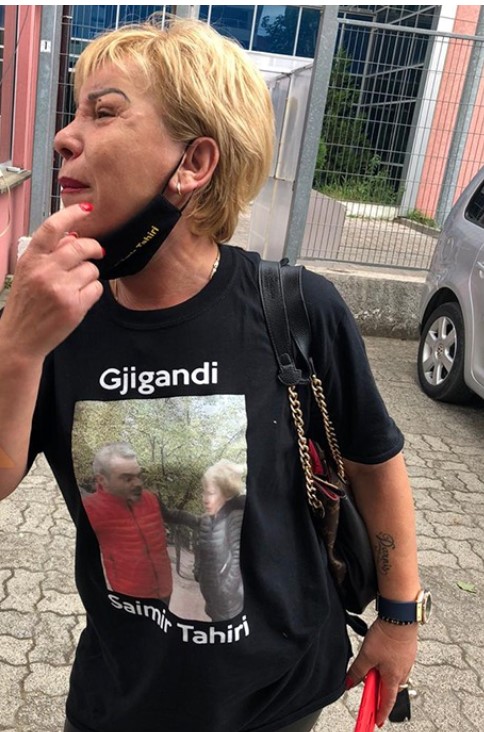 FOTO/ Fansja e zjarrtë e Tahirit pret me ankth vendimin për ish-ministrin, i stampon foton mbi bluzë me mbishkrimin... 1 Fanse 2