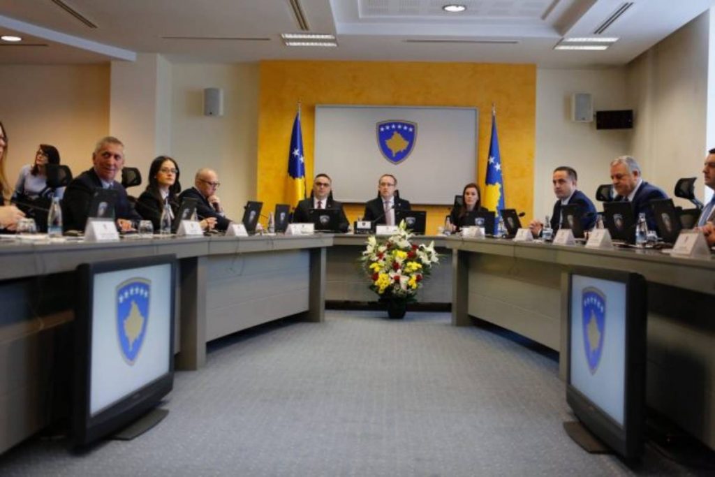 Qeveria e Kosovës shfuqizon reciprocitetin me Serbinë, Thaçi: Tani presioni ndërkombëtar duhet të drejtohet nga Beogradi Hoti