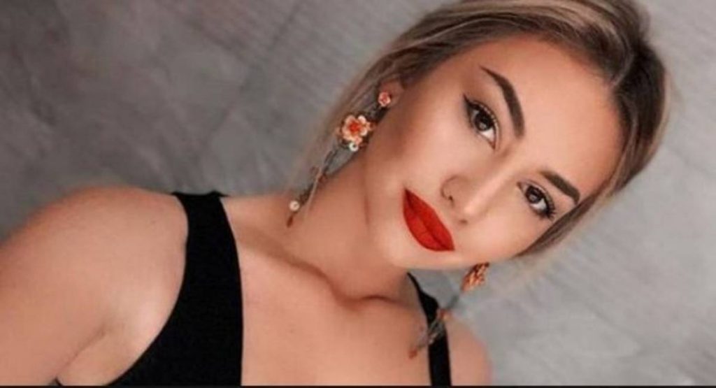 Kiara Tito poston foton e mrekullueshme, por ndjekësit e kritikojnë për këmbët, moderatorja i kthehet: Do e gjeni diçka se s’bën! Kiara Tito