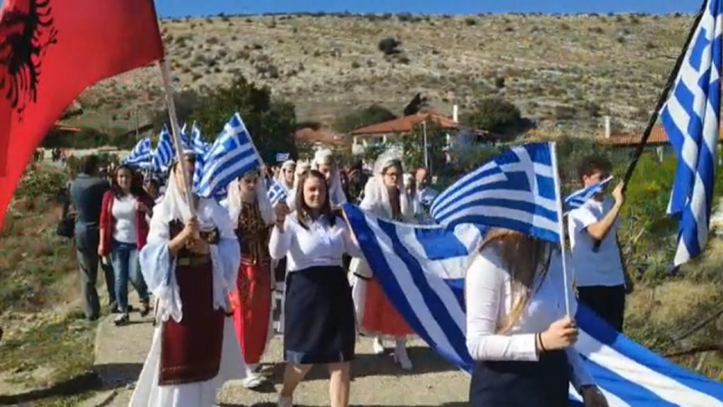 Faksimile / Greqia letër grekëve në Shqipëri, u kërkon ndihmë për festimin e 200-vjetorit të fillimit të Revolucionit Grek MB VARREZAT frame 217 1100x620 1