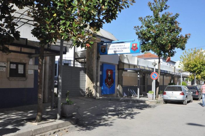 Elbasan/ Qëllohet me breshëri plumbash makina e një shtetasi, brenda saj udhëtonin… (detajet) Policia e Elbasanit3 700x464 1