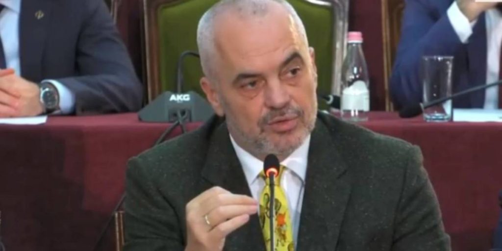 Rama mbledh drejtuesit vendorë në Zvërnec Rama ne Vlore