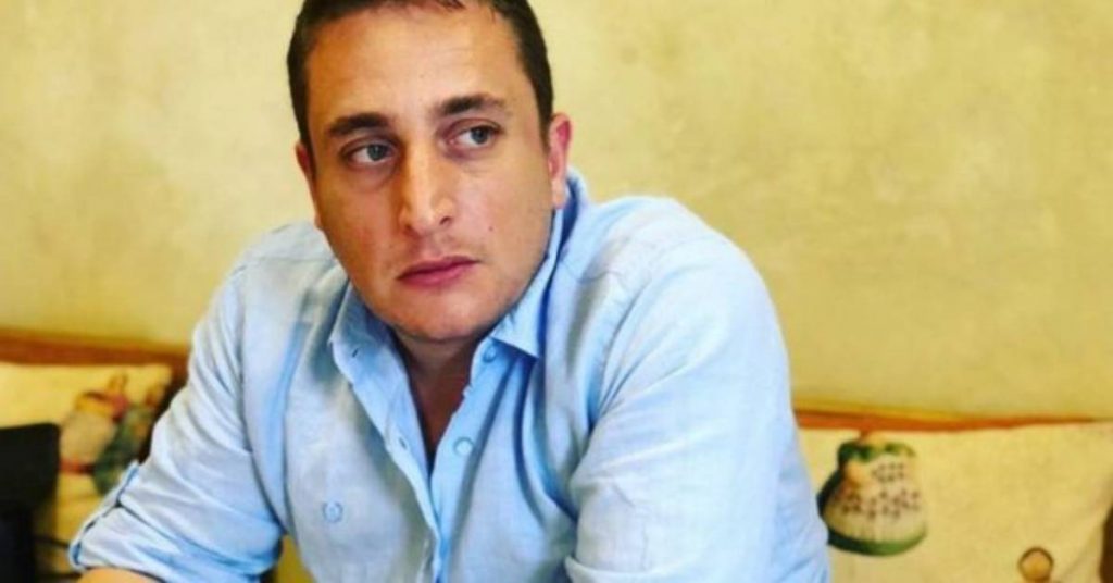 Video/ A është vajza bionde që shfaqet në syzet e tij e dashura e Rezart Veleshnjës? Rezart Veleshnja