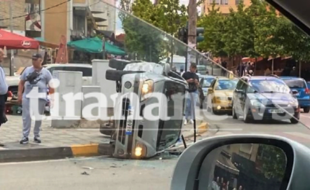 Aksident i rëndë tek ‘5 Maji’/ Përplasen dy makina, dyshohet për të plagosur, brenda automjetit edhe fëmijë Tirananews.al