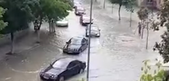 Shiu përmbyt rrugët e Beratit, makinat ‘notojnë’ në ujë (VIDEO) UJE 1
