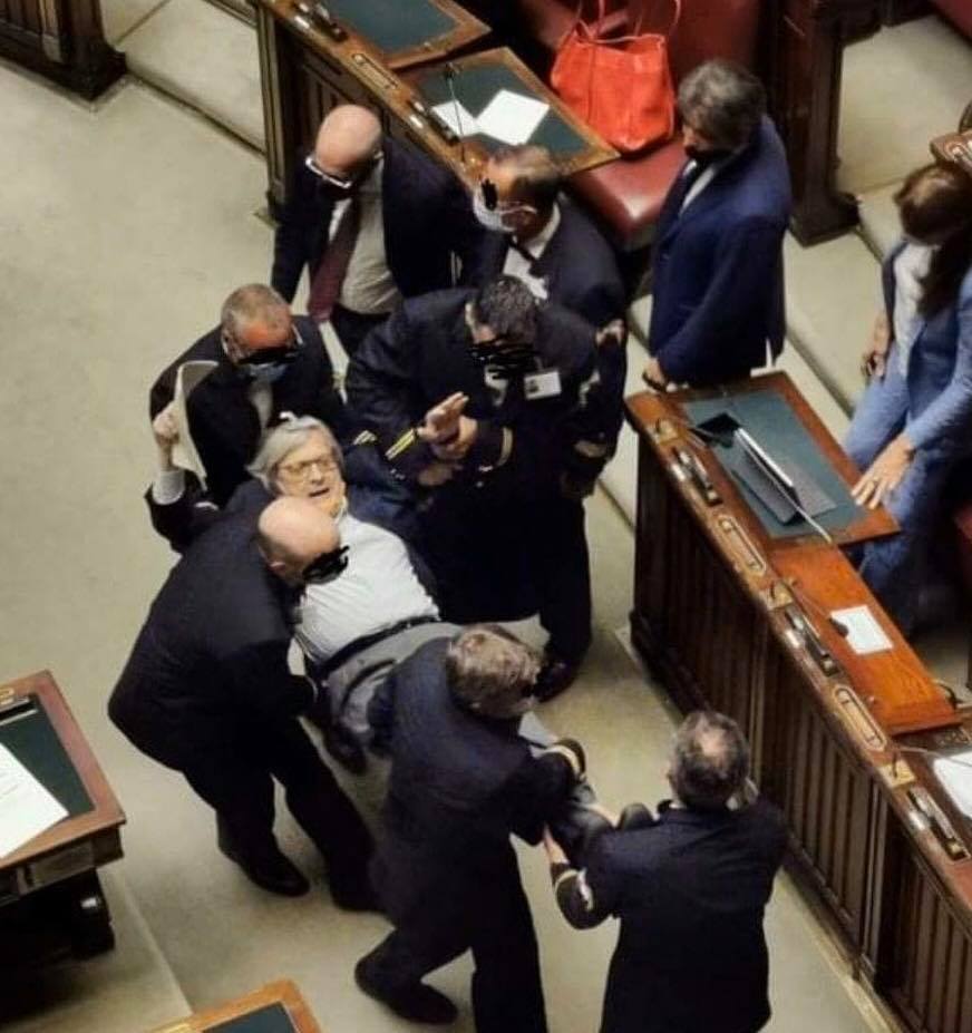 VIDEO/ Ofendoi koleget me fjalët “budallaqe” dhe “kur*ë”, Vittorio Sgarbi nxirret zvarrë nga parlamenti Vittorio Sgarbi 1