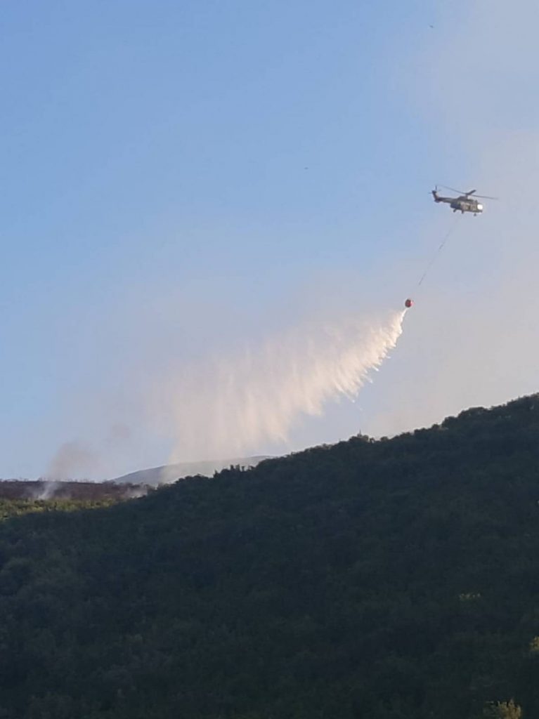 Ministria e Mbrojtjes dërgon helikopterë për shuarjen e zjarrit në Pashaliman Zjarri 1